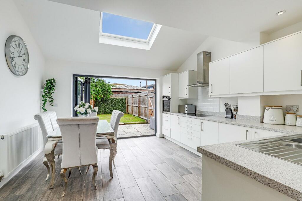 KITCHEN/DINING AREA