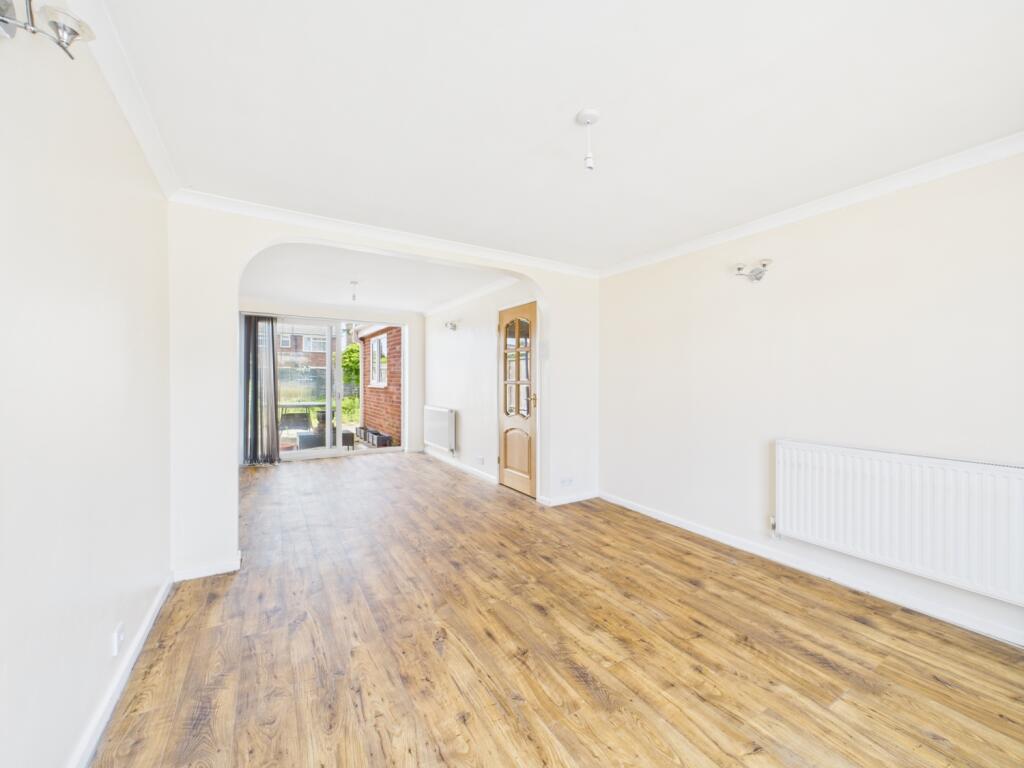 CAM01740G0-PR0411-STILL008