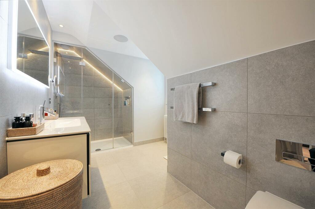 Principal En-suite.JPG