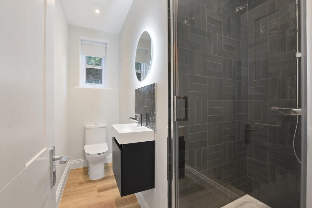 7 SHOWER ROOM.JPG