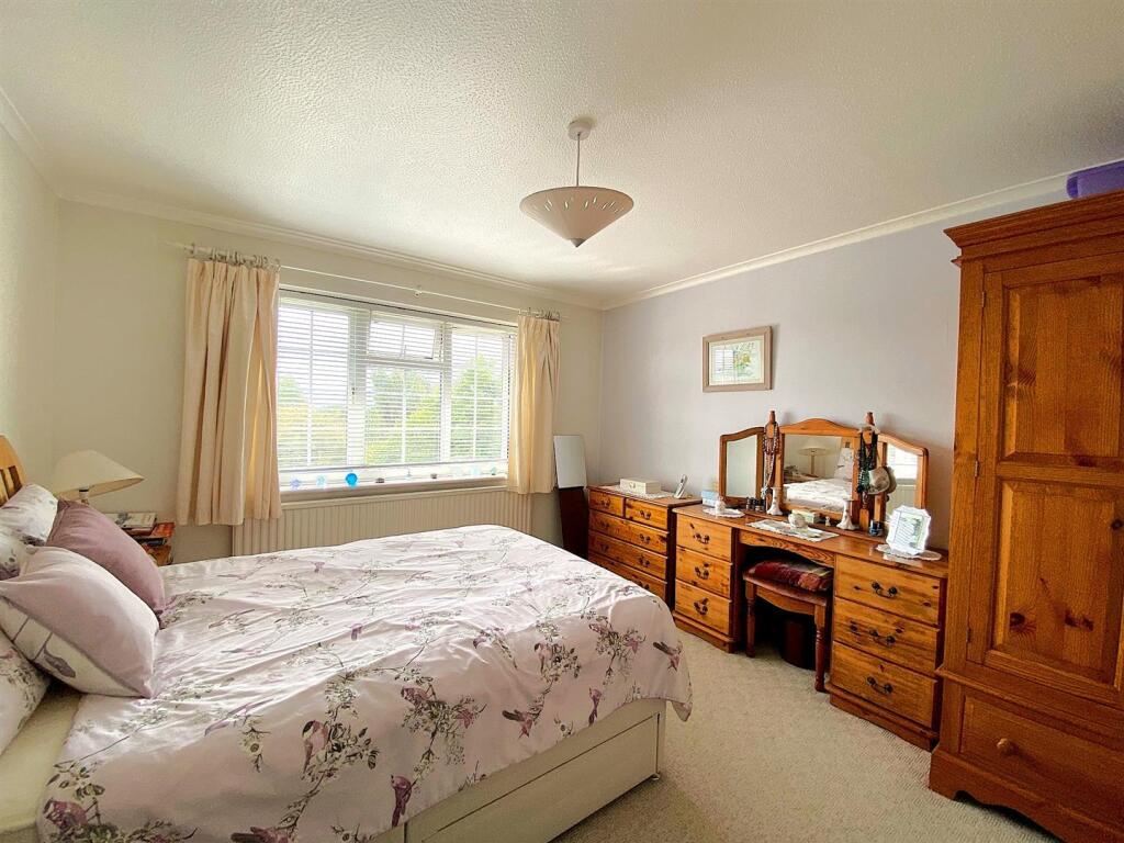 60 Links Drive - Bed3.jpg