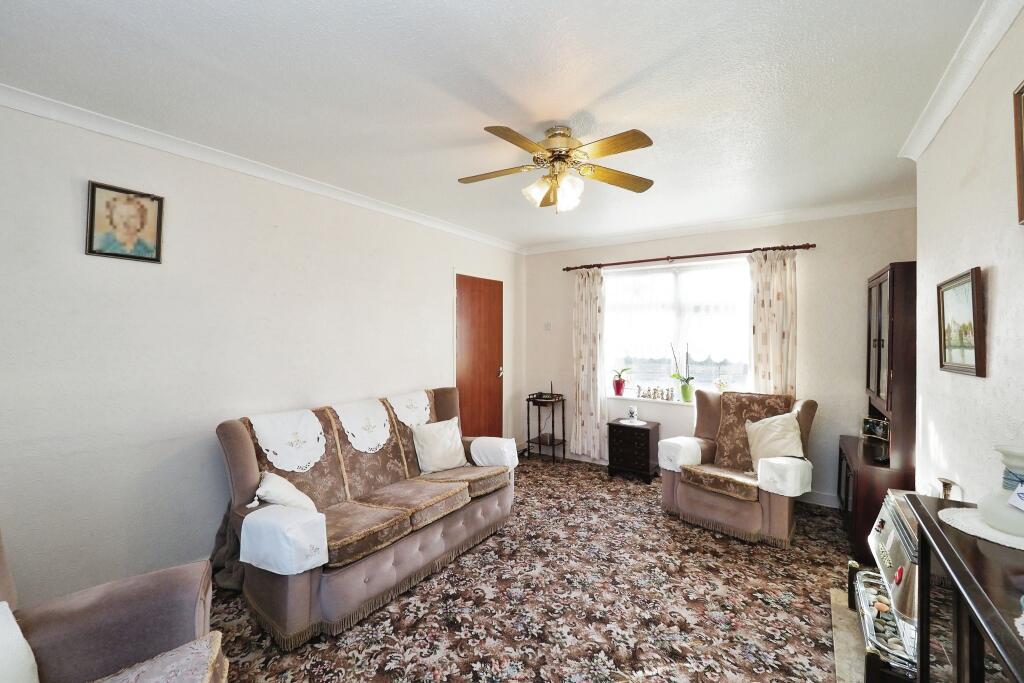 Fantastic sized Lounge