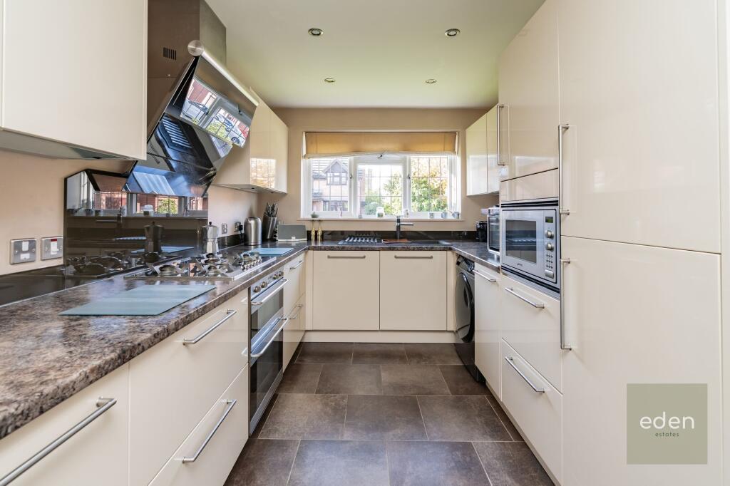 KITCHEN/BREAKFAST AREA