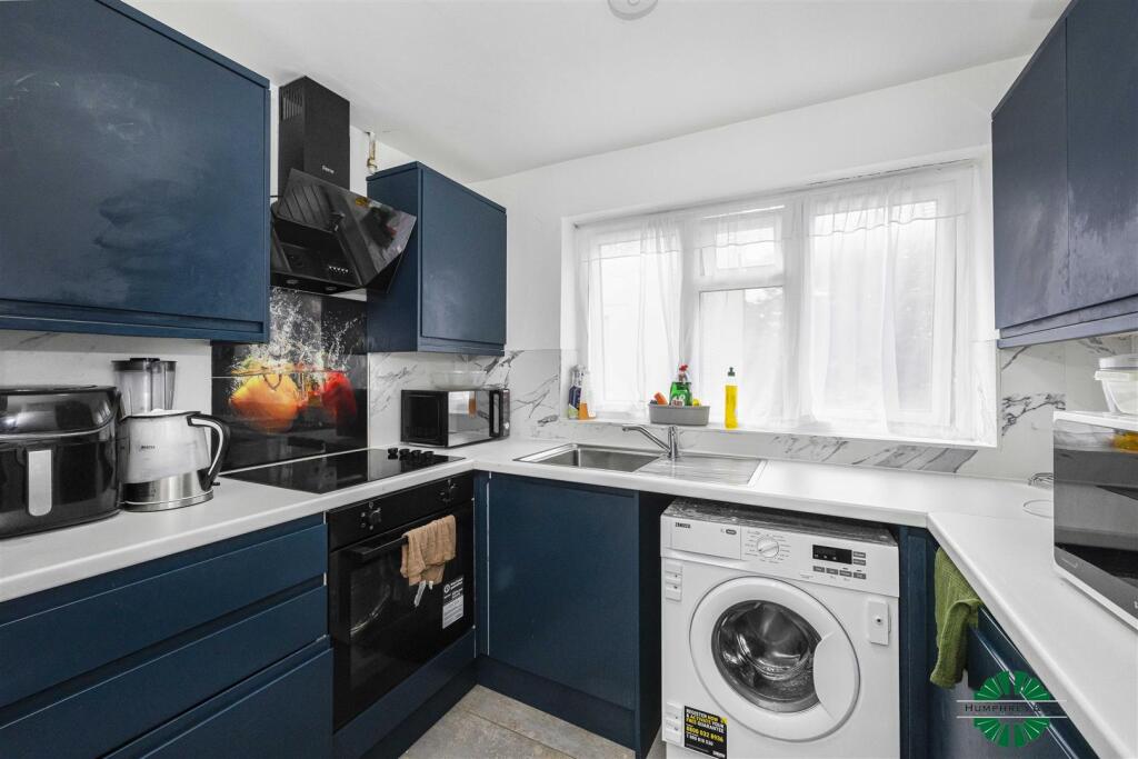 Flat 14  Fyfield Court  Disraeli Road -005.JPG