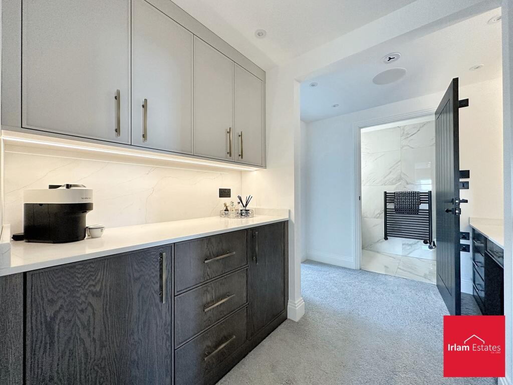 Bedroom 1/Dresser/Ensuite