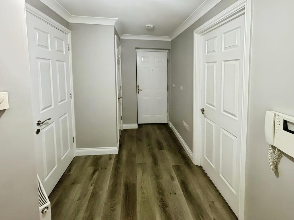 4cc0b5ff-hallwayt...