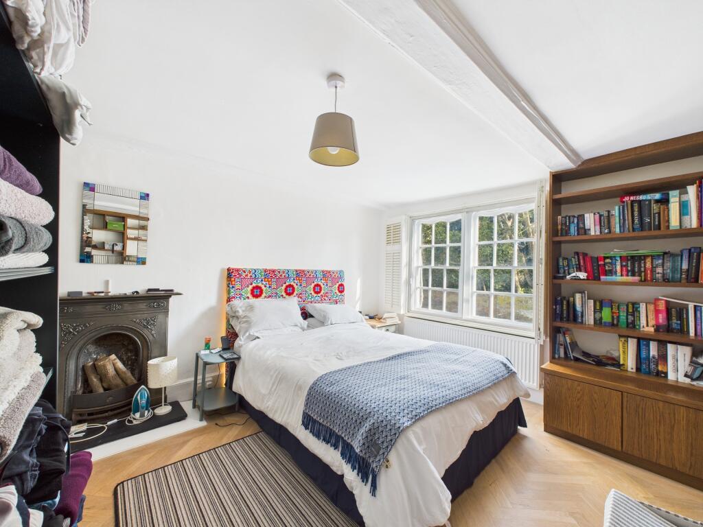 MAIN BEDROOM (4)