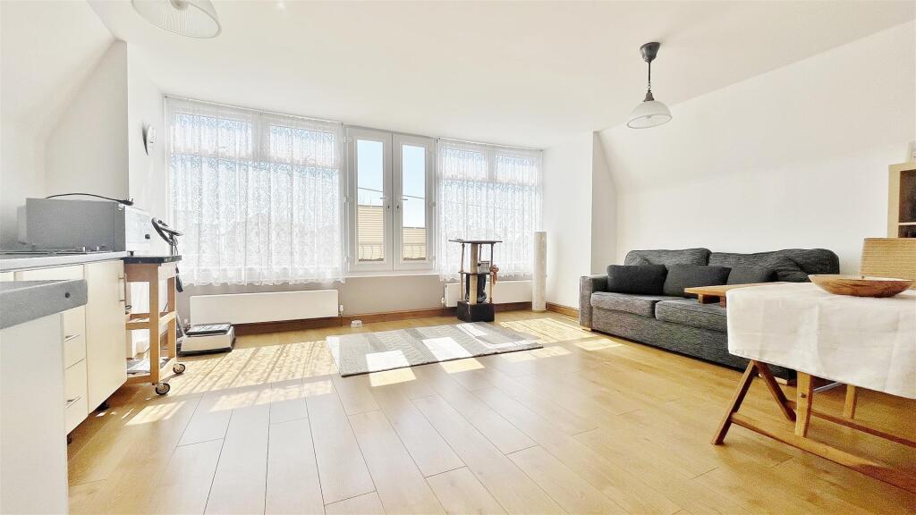 Lounge/Bedroom Three
