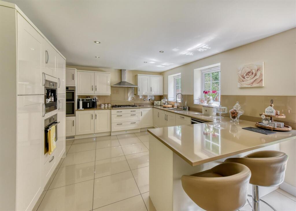 4 Great Hall Grove-kitchen1.jpg
