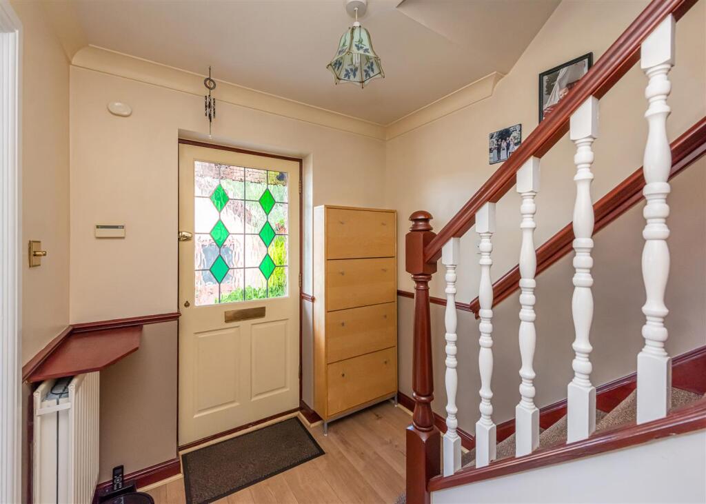 57 Penleigh Gardens-Hallway.jpg