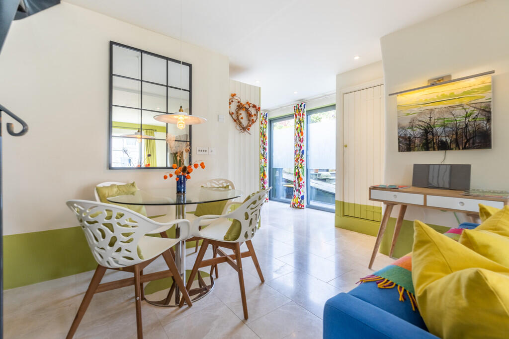 Living/Dining Are...