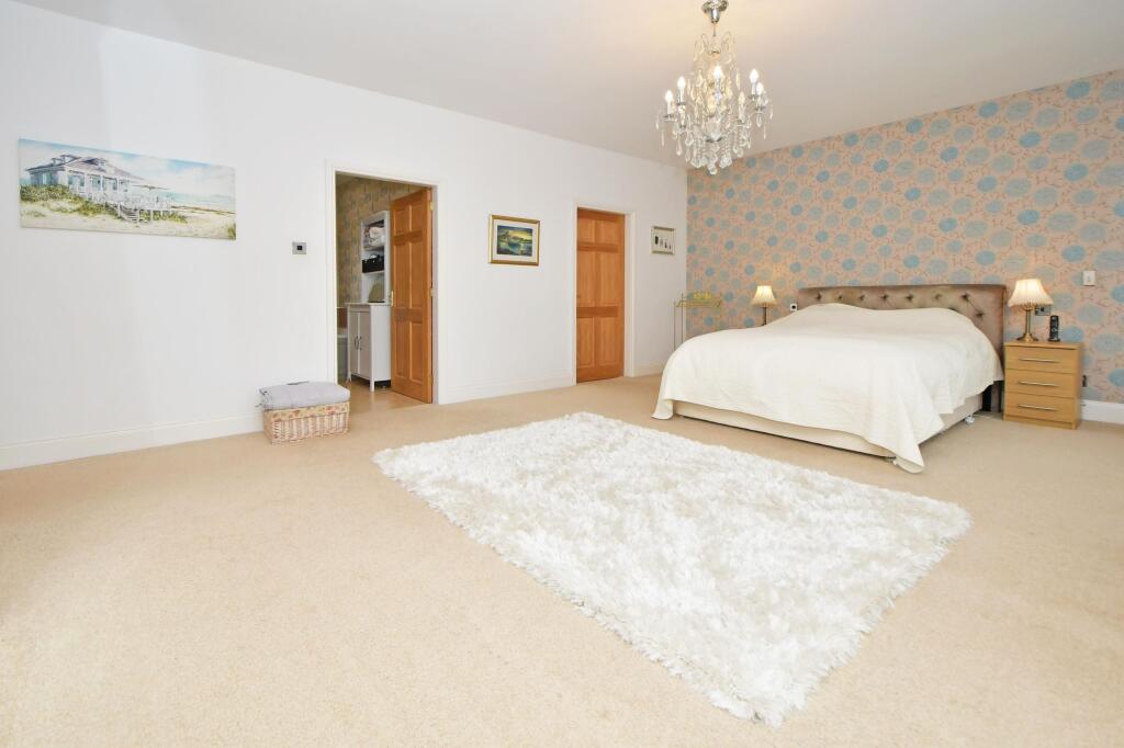 Master bedroom &amp; en-suite bathroom