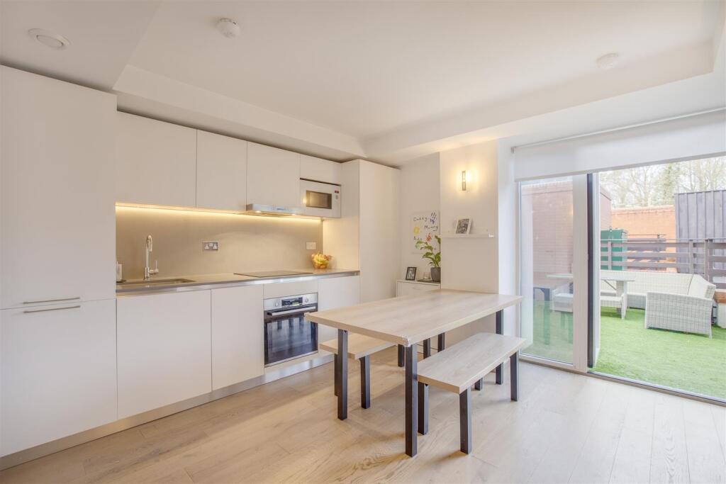15 Uplands House, Four Ashes Road, HP15 6DY-11.jpg
