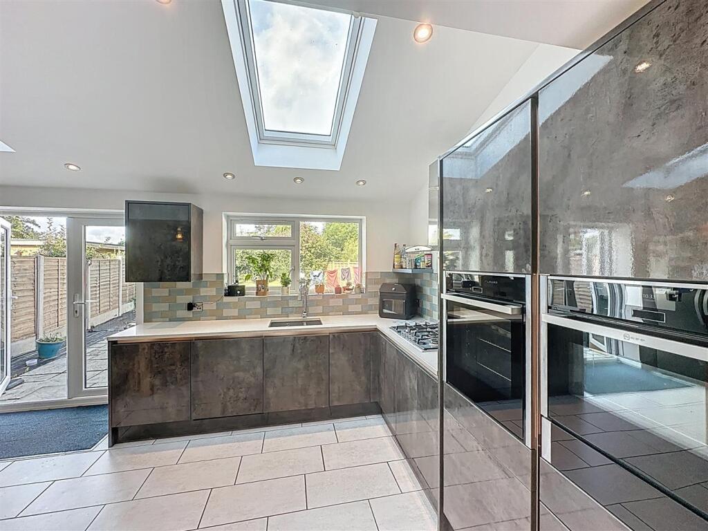 Kitchen/ Dining Room