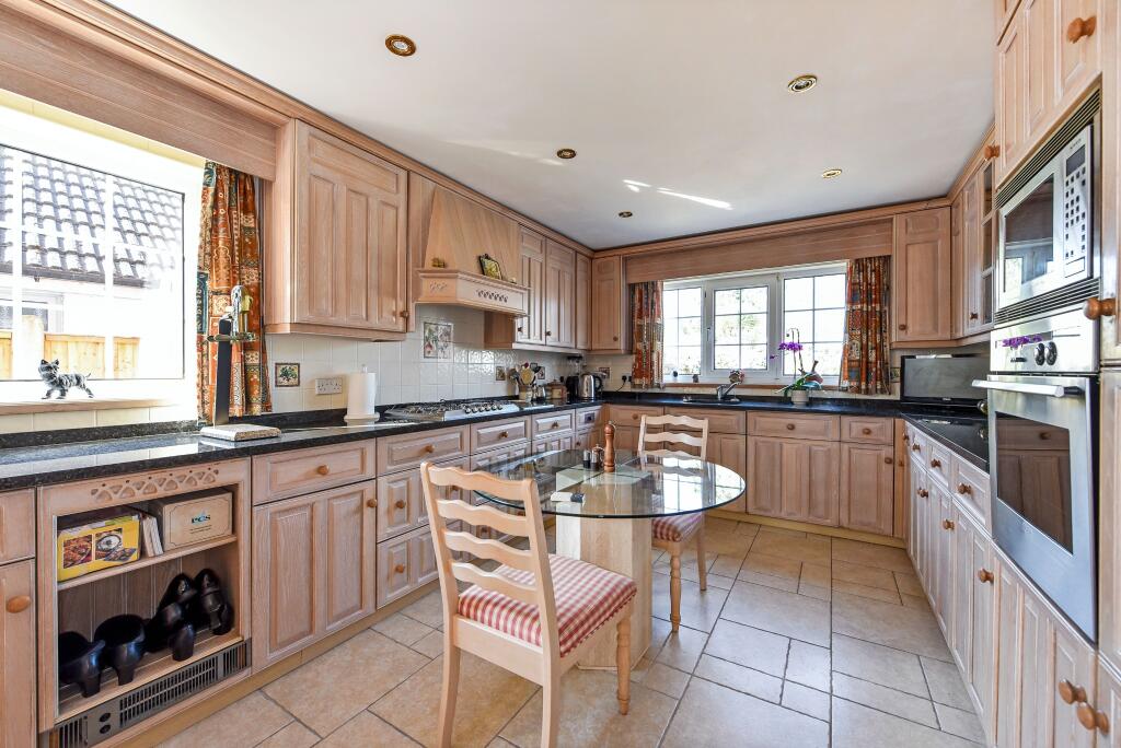 KITCHEN/BREAKFAST ROOM