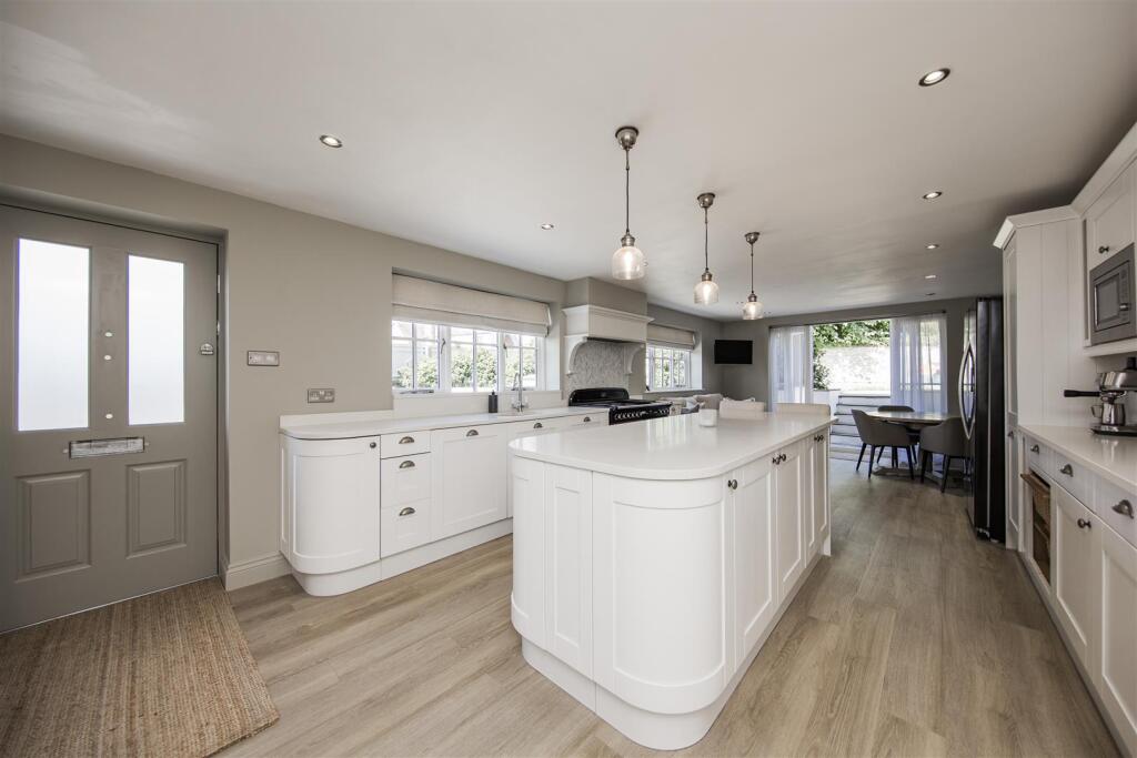 Open Plan Modern Kitchen Dining