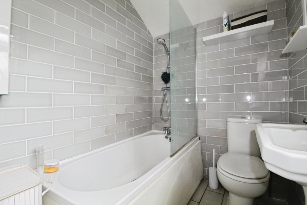 pbox-bathroom-314225.JPG