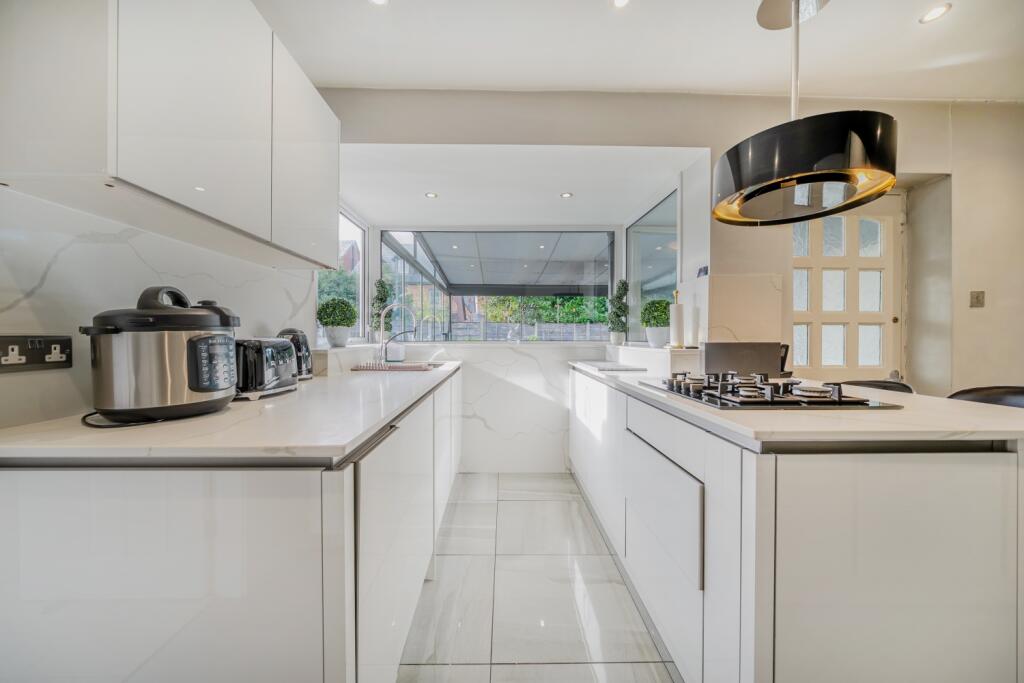 1372250-4-68ff752d5d6a0