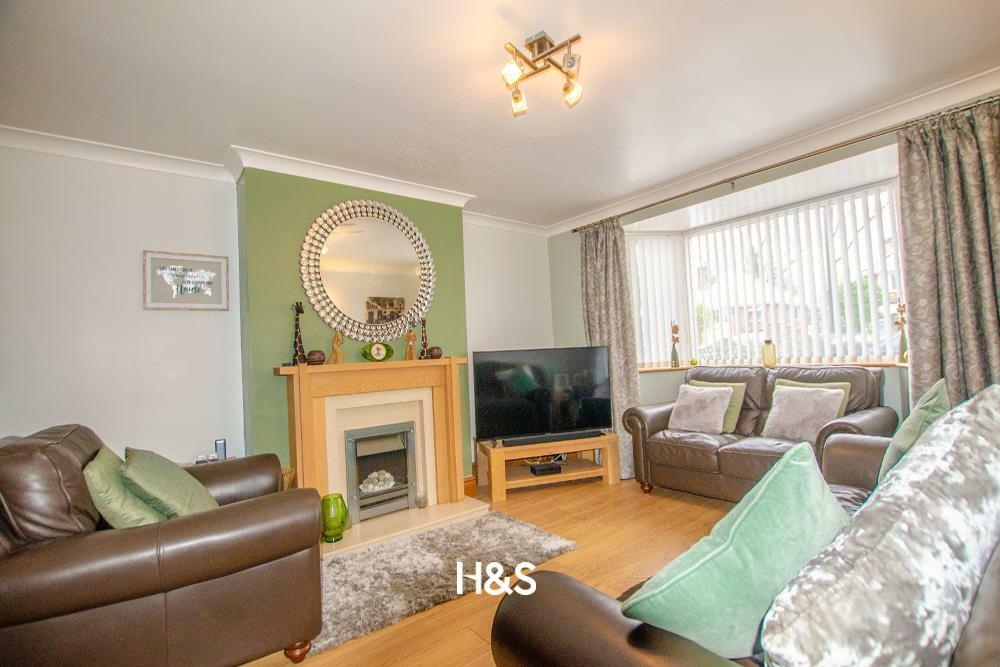50chamberlainroad living area.jpg
