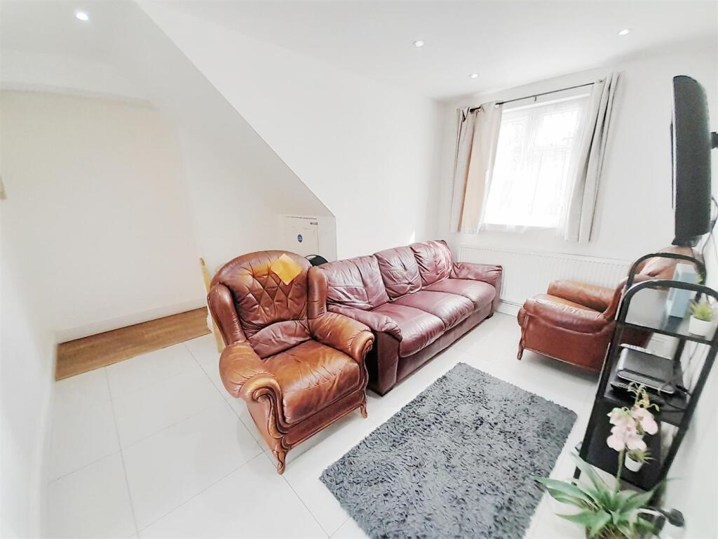 Communal Lounge &amp; Dining Area