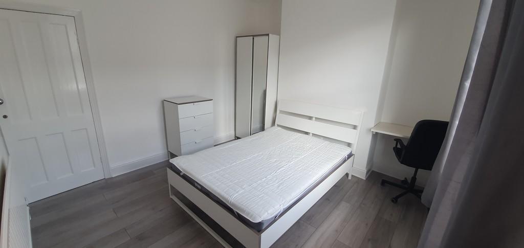 Bright and clean double bedroom featuring a dou...