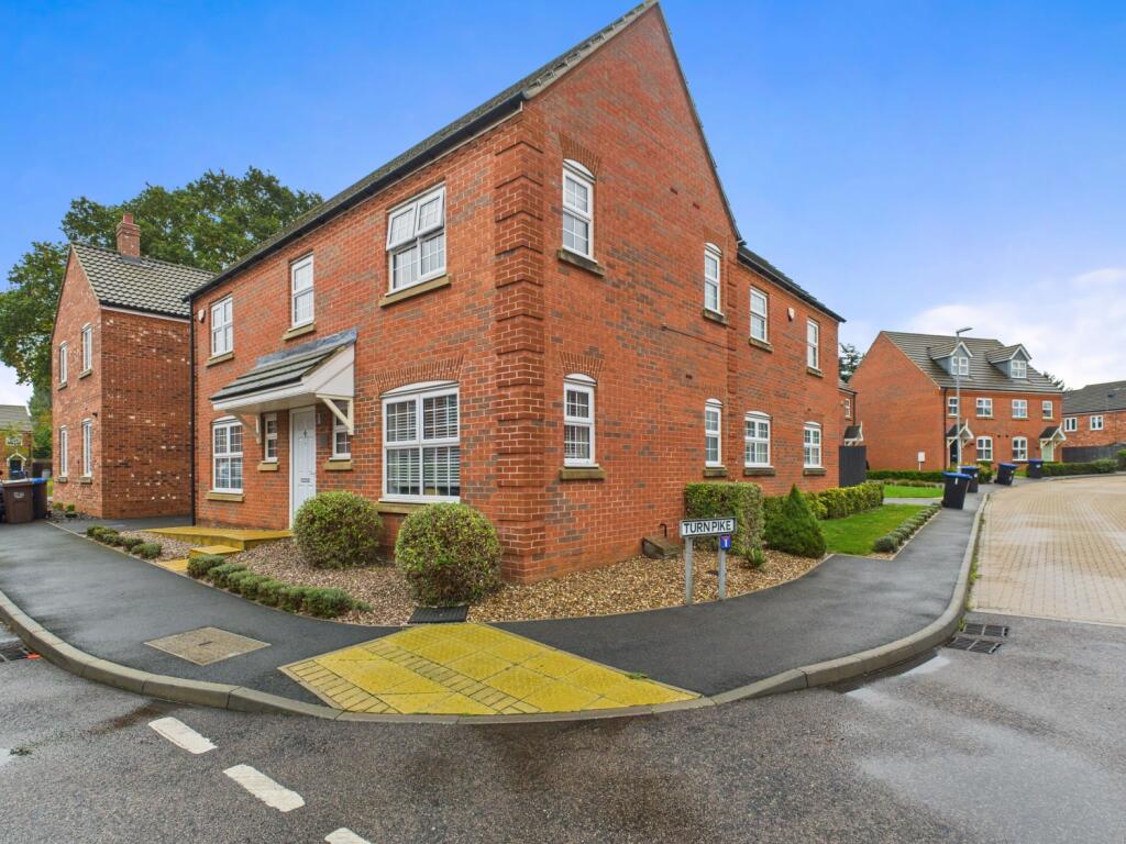 23. CAM04922G0-PR0070-STILL033