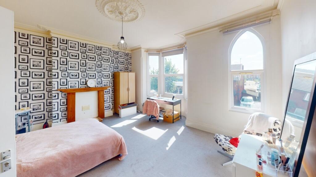 Lrg_Bedroom (3)