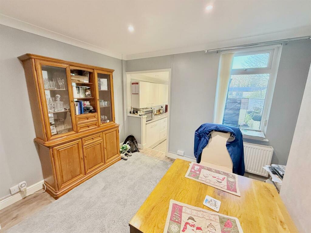 DINING ROOM.jpg