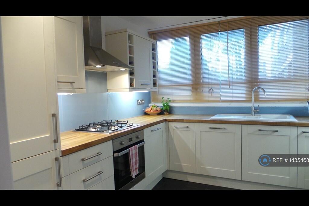Fully Fitted Kitchen: Appliances &amp; u/Floor Heating