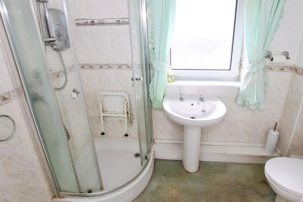 FIRST FLOOR BATHROOM