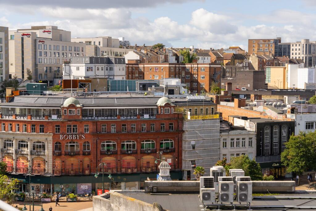 The Penthouse, Brist