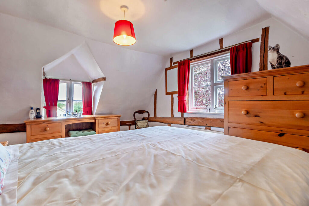 8618375-interior1...