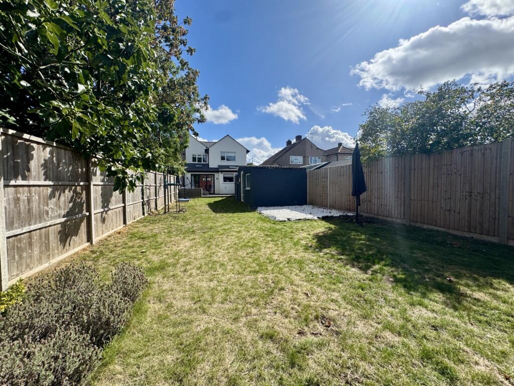  Presented by Nicoleta at EweMove Bexleyheath and 