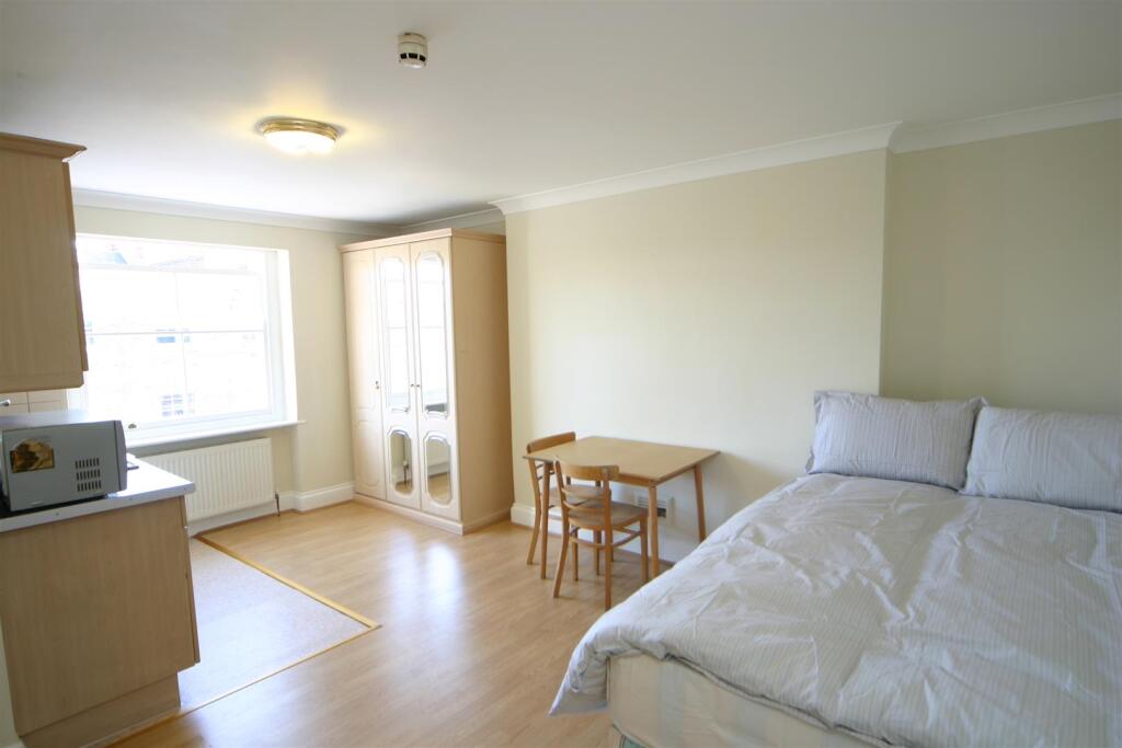 Gloucester Place 167 fl 2 studio.JPG