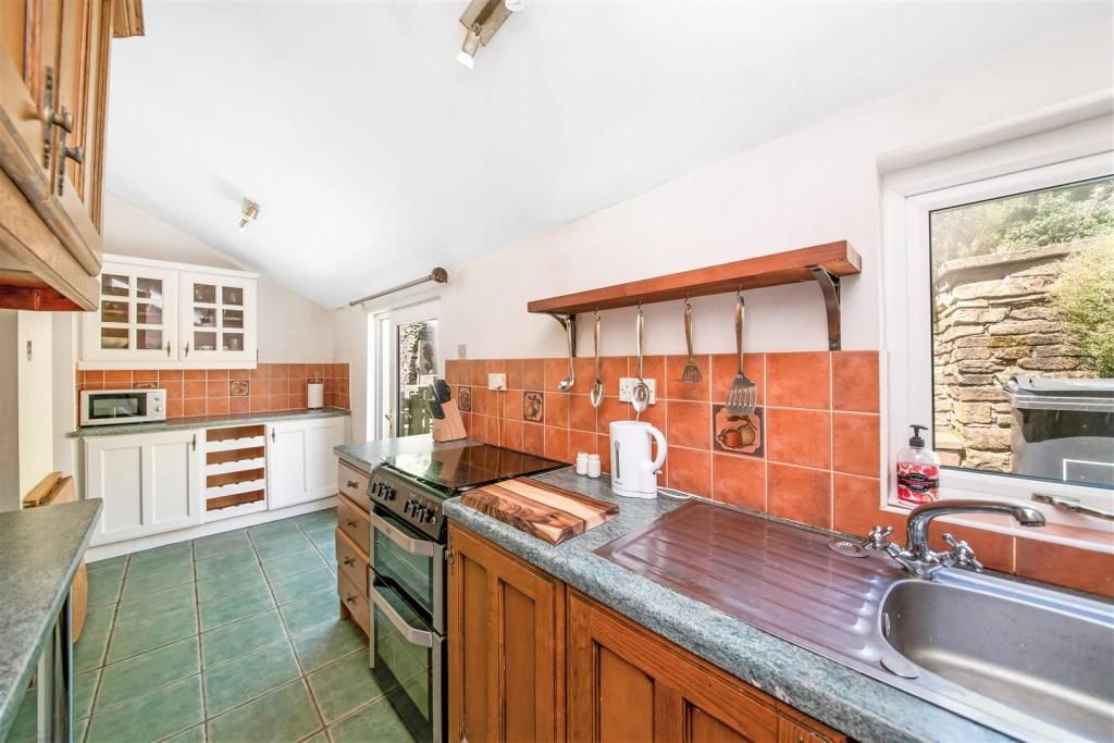 Kitchen 2.jpg
