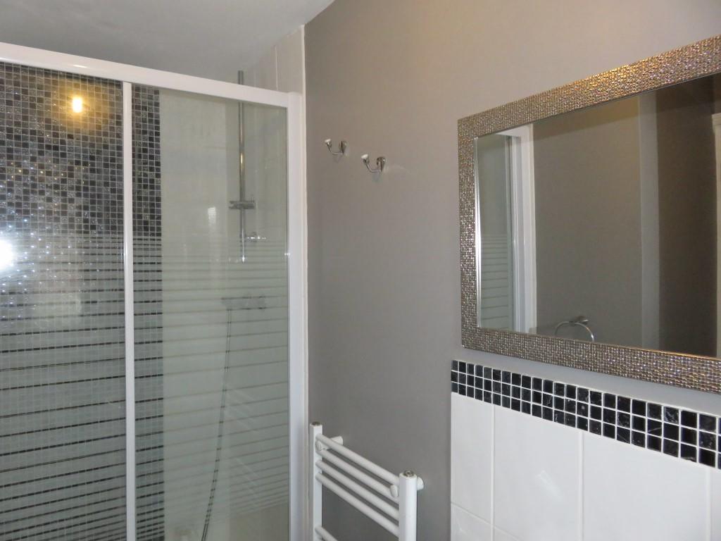 EN-SUITE SHOWER ROOM