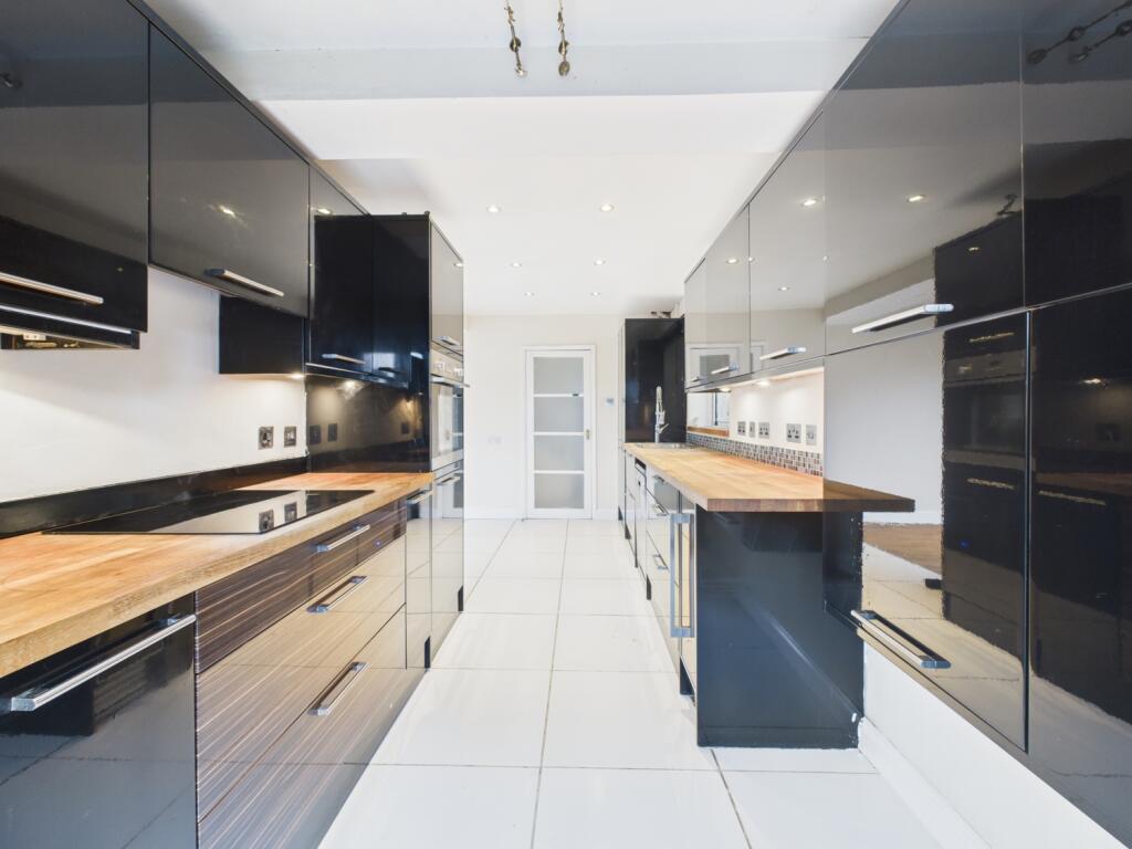 CAM01791G0-PR0202-STILL029