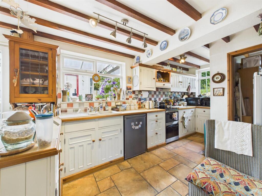 Open plan kitchen/dining/living area: