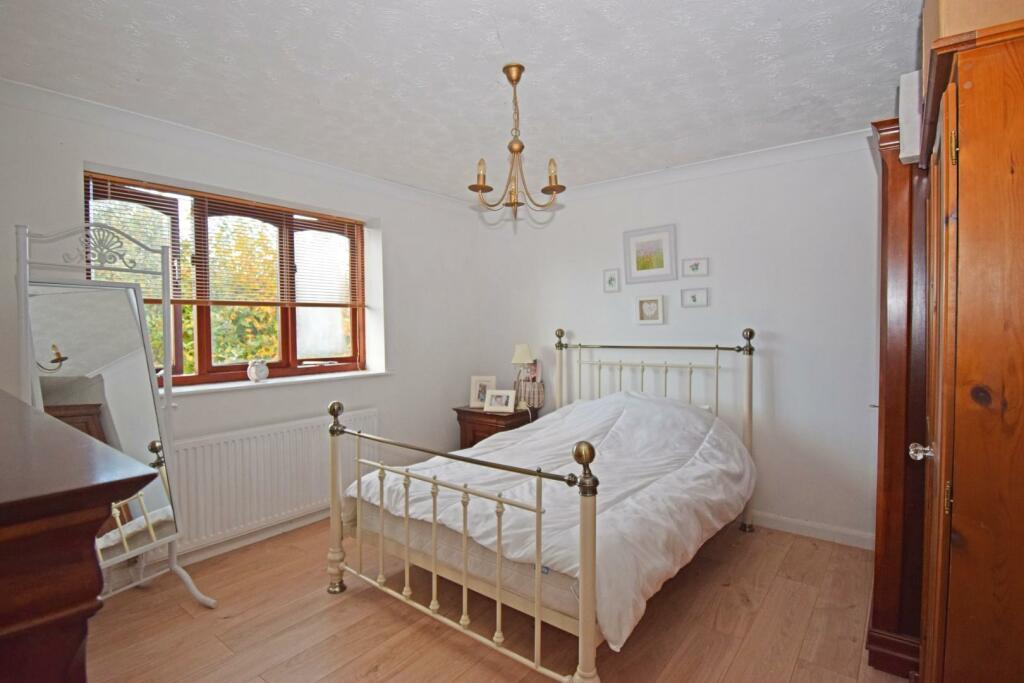 34 Meadowvale Road, bed 1.jpg