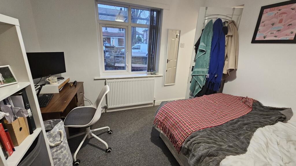 Cozy and tidy single bedroom featuring a comfor...