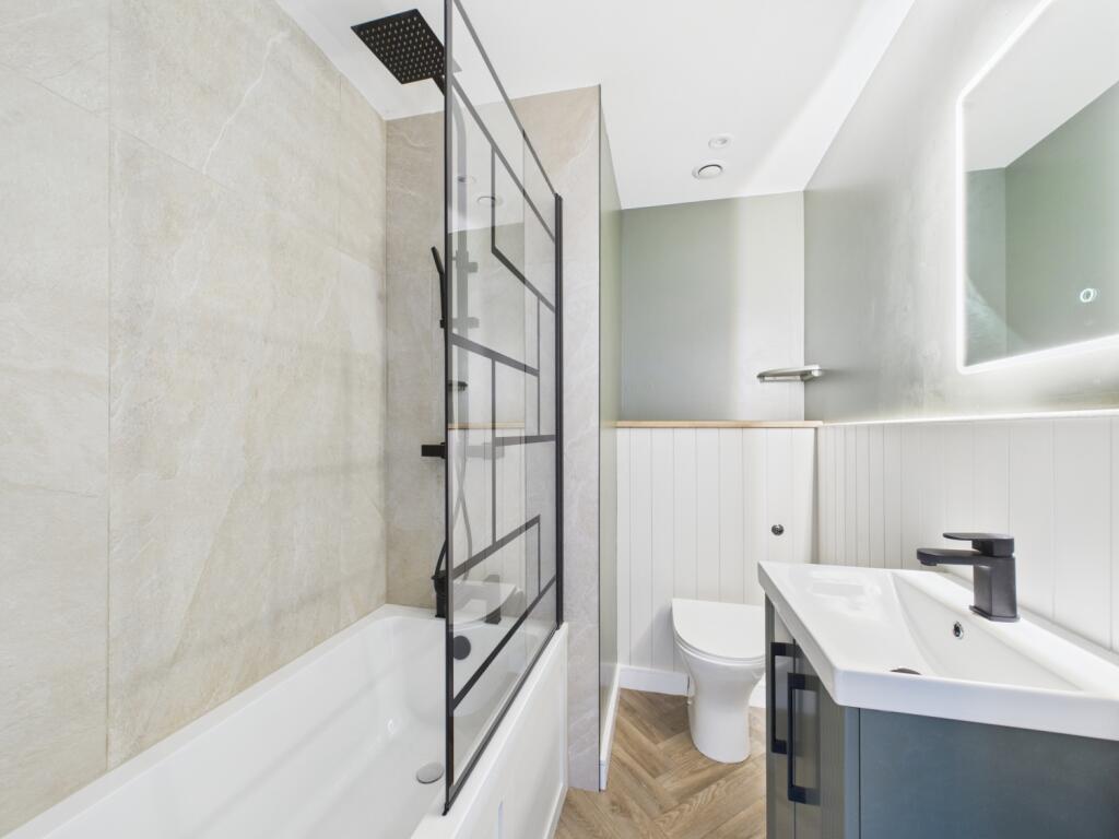 CAM01740G0-PR0439-STILL018