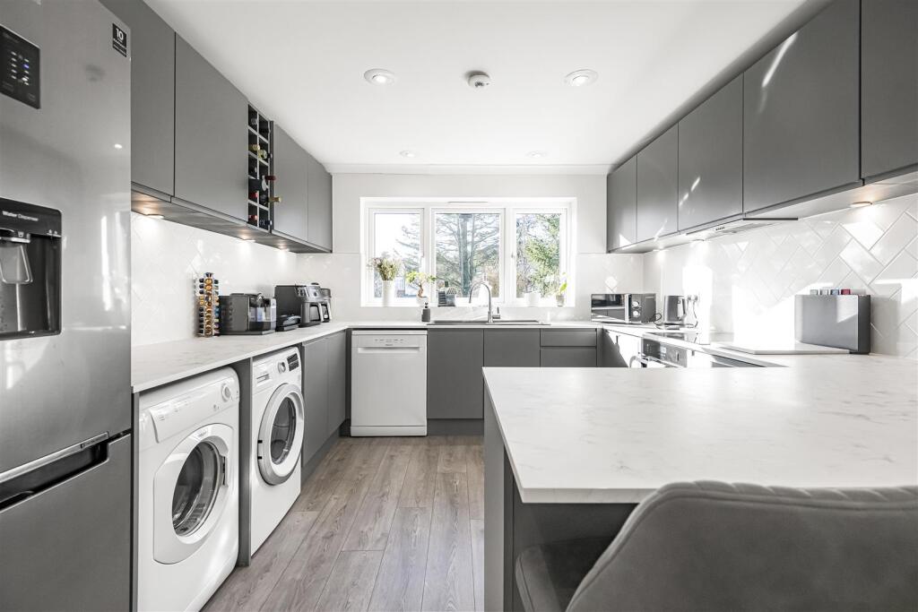 LUXURY FITTED KITCHEN (pic 2)