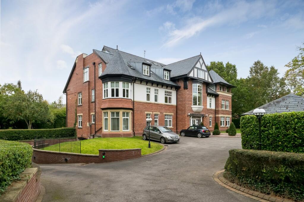 Broad Lane, Hale, WA15