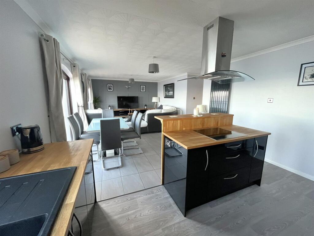 OPEN PLAN LOUNGE / DINING KITCHEN