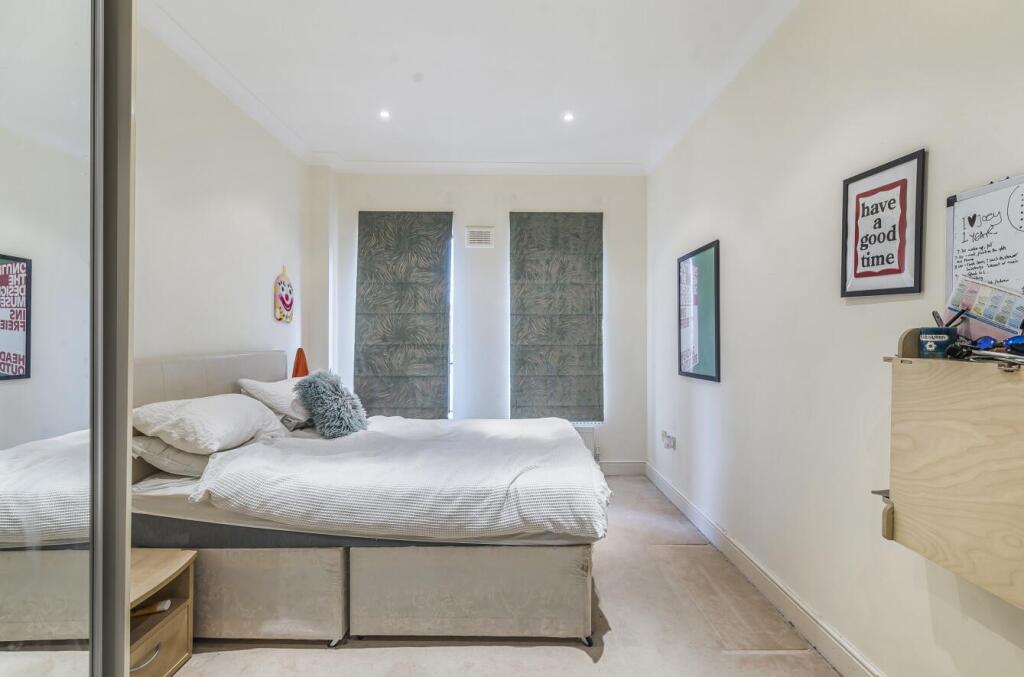 Davidson Frost-Wellings, DFW, Kingsgate House, Bed