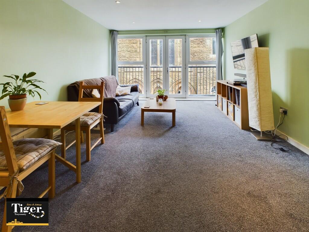 CAM02176G0-PR0202...