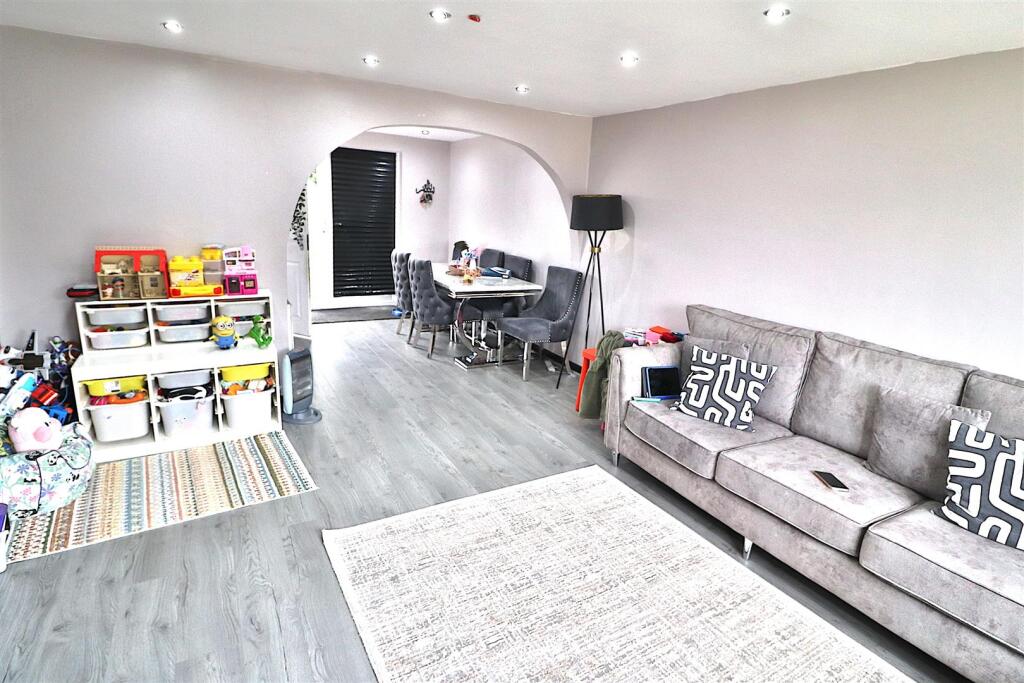 OPEN PLAN LOUNGE/DINING ROOM