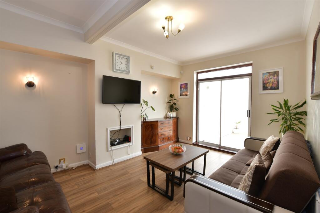 Lounge/Dining Room