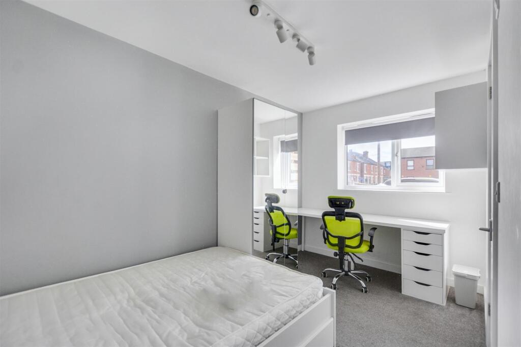 Bedroom 1_1.jpeg