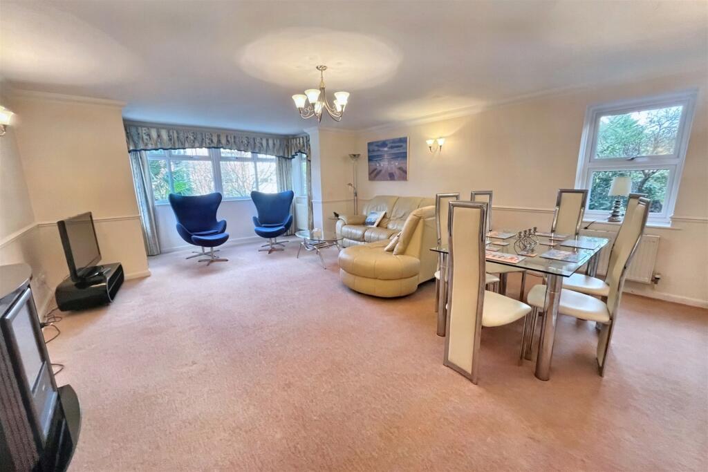 Living/Dining Area